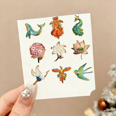 comprar Pins de lapela personalizados a granel Produtor chinês Artesanato em metal em branco com desenhos de esmalte macio / duro e desenhos animados online manufacture