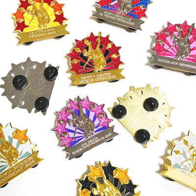 comprar Broche de lapela esmaltado rígido ou macio personalizado com glitter, impressão UV e logotipo fofo de desenho animado de anime. online manufacture