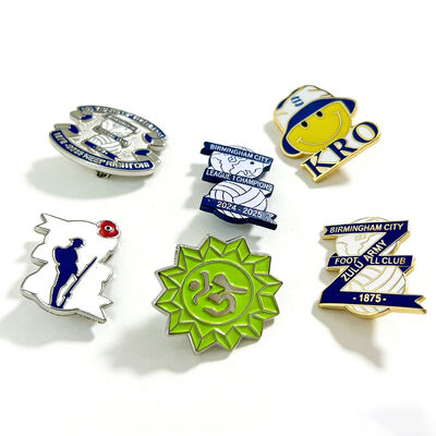 comprar Broches esmaltados brilhantes com acabamento macio ou duro, impressão UV e design adorável de desenho animado são seus para criar. online manufacture