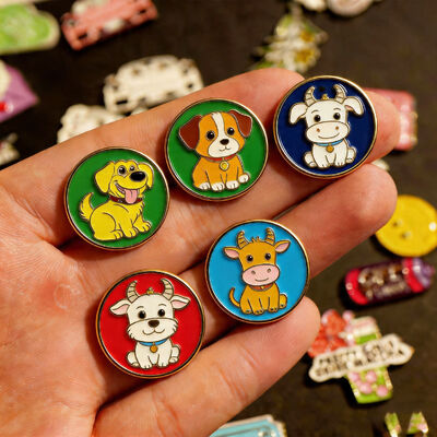 comprar Pins de lapela esmaltados macios/duros de metal personalizados com seu logotipo para roupas, chapéus, bolsas e atacado. online manufacture