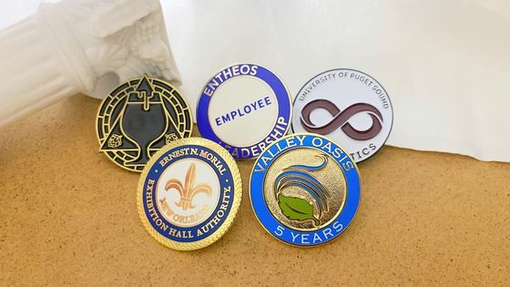 Pins metálicos redondos para roupas