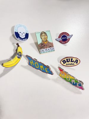 Bom preço. Pin de lapel de esmalte macio personalizado com espessura de 1,5 mm e embreagem de borboleta para presentes de negócios on-line