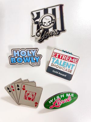 Bom preço. Pin de lapel de esmalte duro personalizado com espessura de 1,5 mm e embreagem de borboleta para presentes de negócios on-line