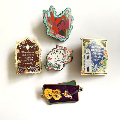 Pins de esmalte de cor personalizada UV Serigrafia Impressão almofada Pins de esmalte duro macio Design e cor personalizada