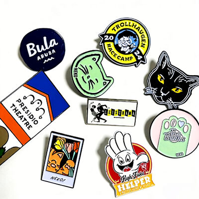 Obtenha pins esmaltados personalizados banhados a ouro antigo com logotipo recortado macio ou duro para broches