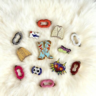 Bom preço. Pins de lapel de design personalizado com acabamento de esmalte duro / macio e impressão UV para marca on-line