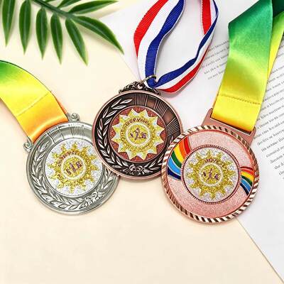 Bom preço. Medalha esportiva 3D de liga de zinco revestida de ouro com fita para maratona e musculação on-line