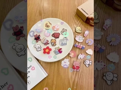 Pins de lapela personalizados de metal preto tingidos Impressão UV Pins de esmalte de desenhos animados