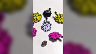 Pino de esmalte personalizado OEM Pino de esmalte macio com brilho Metal Badge Logo Maker Impressão UV Anime bonito Hard E