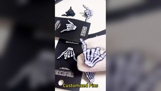 Faça seu próprio alfinete de esmalte brilhante com acabamento macio ou duro, impressão UV e desenho animado adorável.